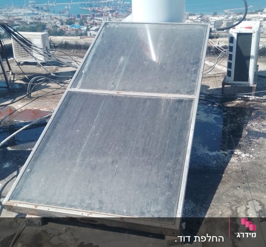 דוד שמש על גג עם נוף לים